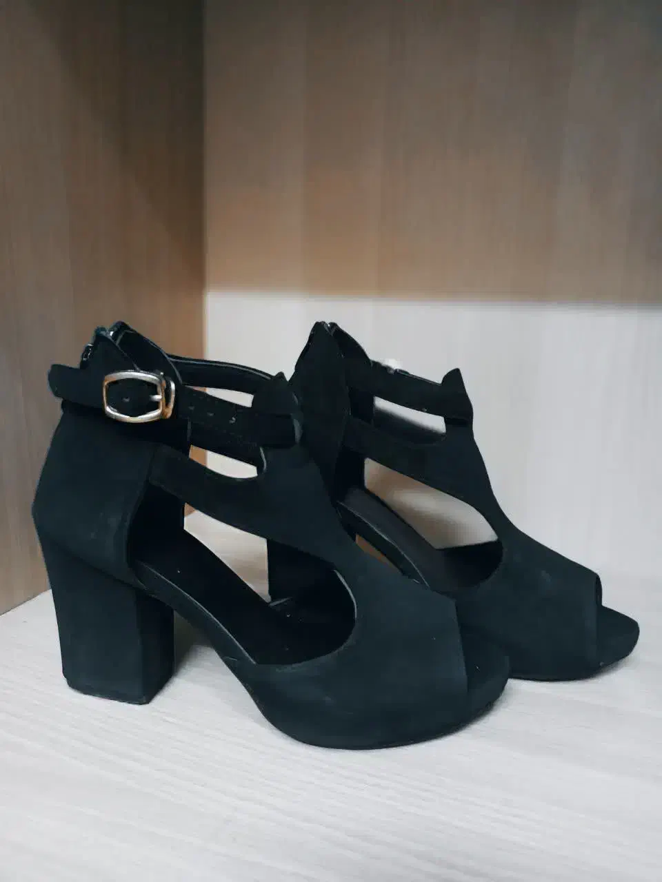 کفش پاشنه دار|کیف، کفش، کمربند|لار, |دیوار