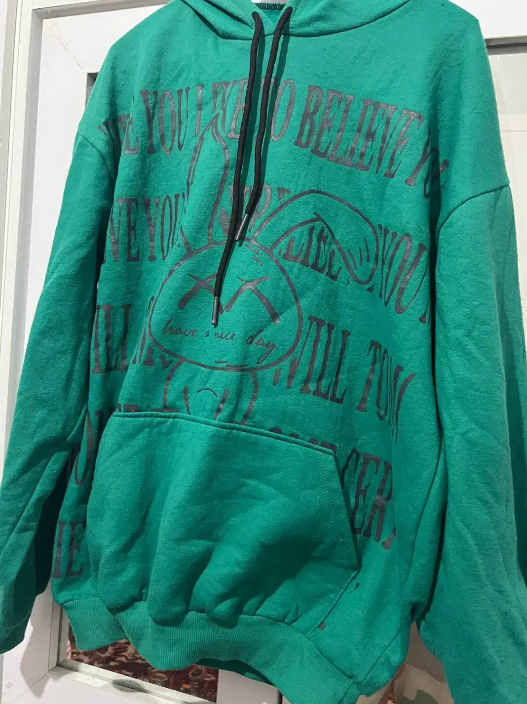 هودی|لباس|مشهد, قائم|دیوار