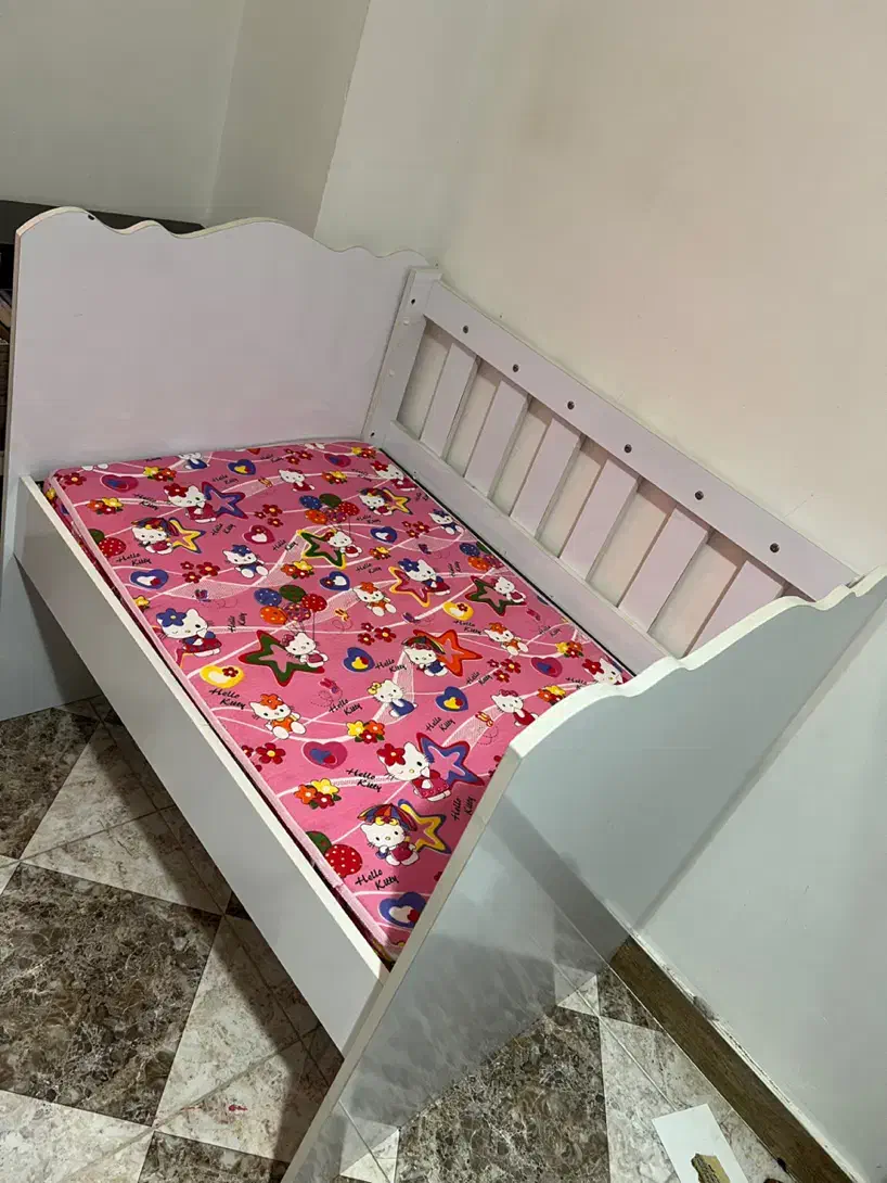 تخت|تخت و صندلی بچه|رشت, حسین آباد|دیوار