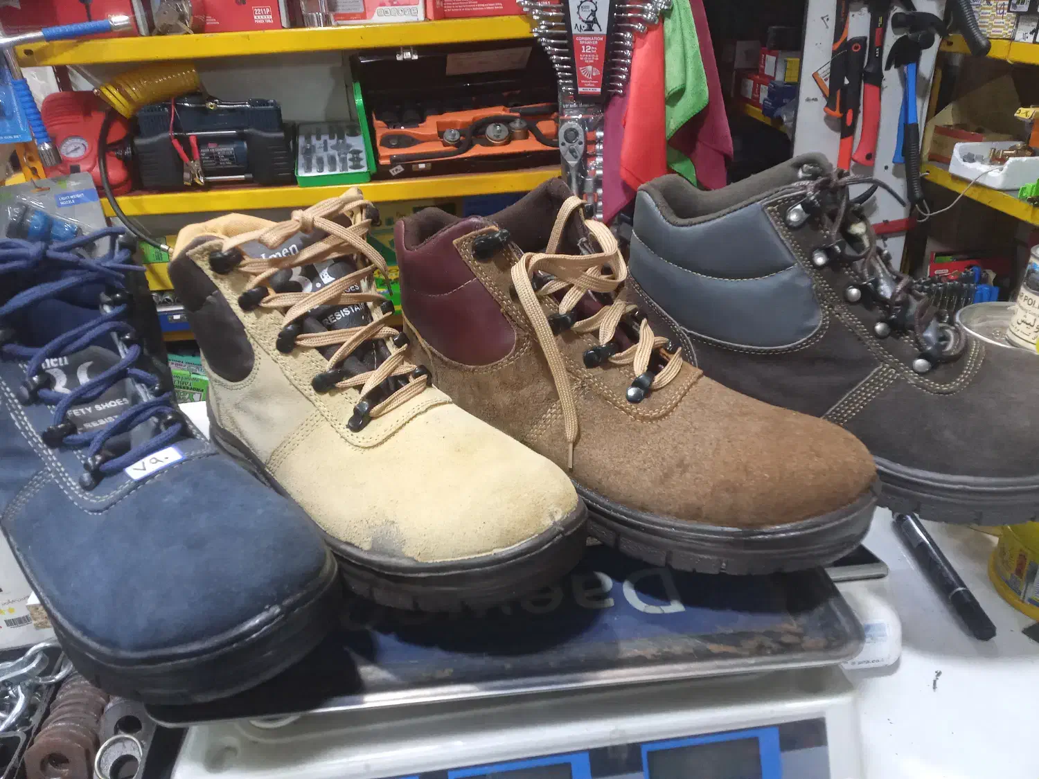 کفش کار عمده وتکی|کیف، کفش، کمربند|رشت, جانبازان|دیوار