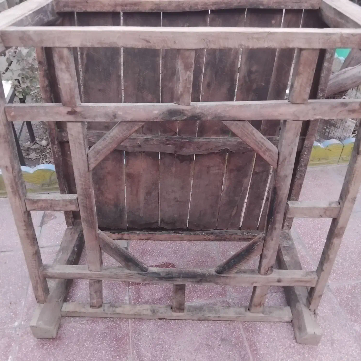 کرسی عتیقه|کلکسیون اشیاء عتیقه|پیر بکران, |دیوار