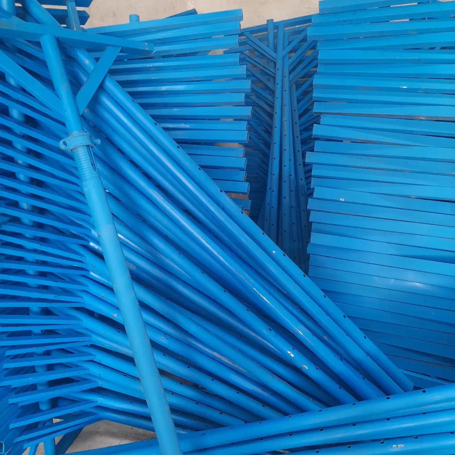 نیازمند چند نفر کارگر ساده زیر ۲۵ سال|استخدام معماری، عمران و ساختمانی|تبریز, |دیوار