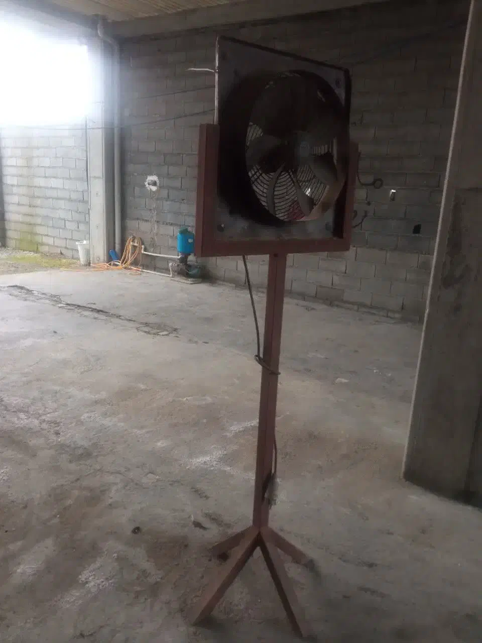 تهویه ۶ پر آهنی یایه دار|پنکه و تصفیهکنندهٔ هوا|بابل, |دیوار