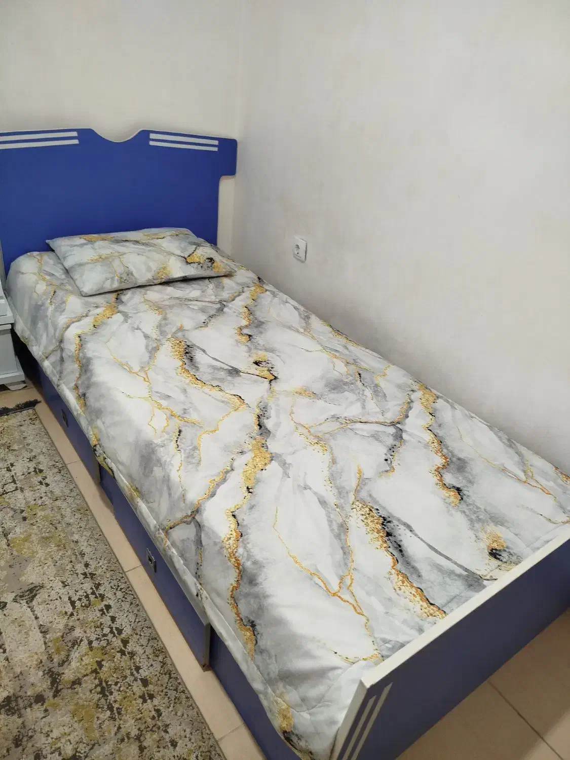 تخت خواب تک نفره|تخت و سرویس خواب|رشت, شهرک شهید مفتح|دیوار