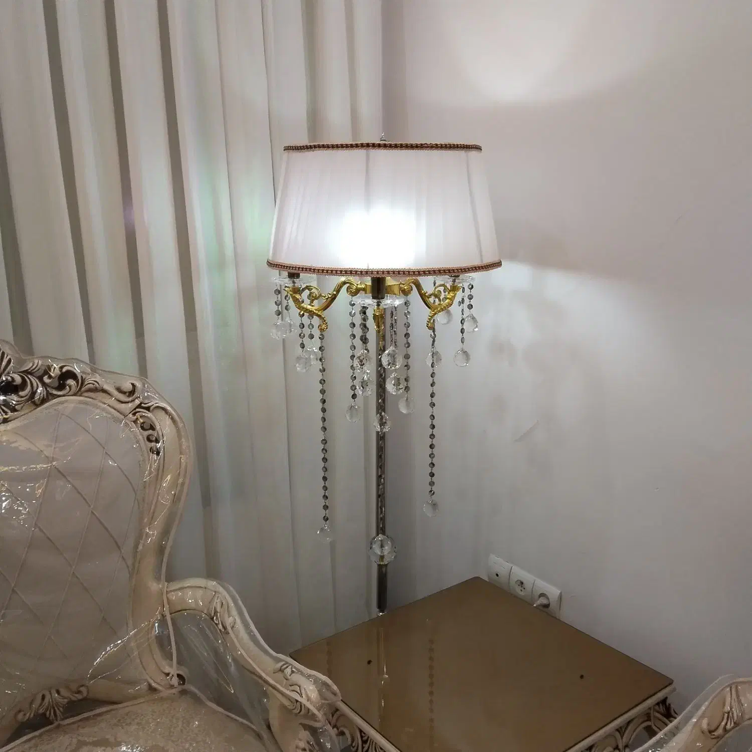 آباژور ایستاده و تعدادی دکوری|چراغ خواب و آباژور|فردیس, قریشی|دیوار