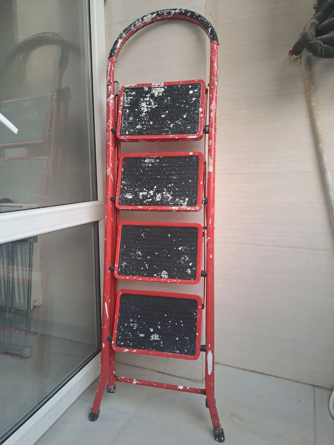 چهارپایه فلزی|صندلی و نیمکت|فردیس, فردیس|دیوار