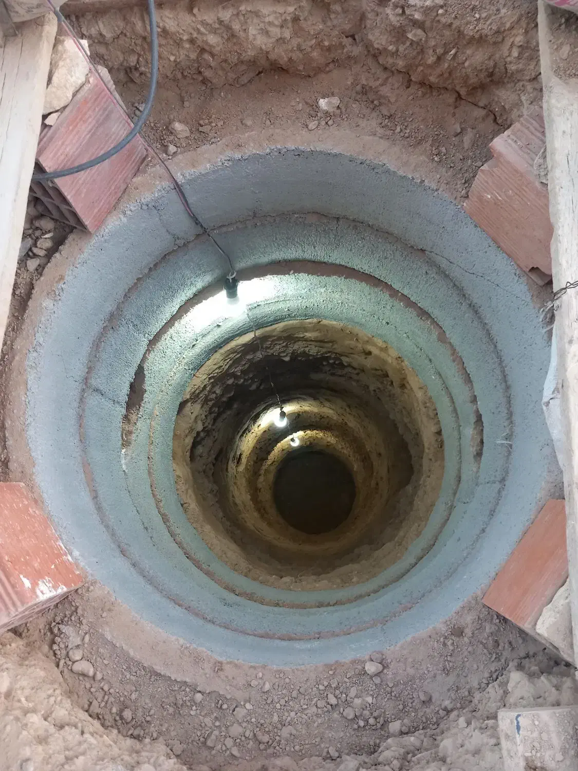 چاه کن کندن جای لوله تخریب کاری شیب گیری خانه|خدمات پیشه و مهارت|بجنورد, |دیوار