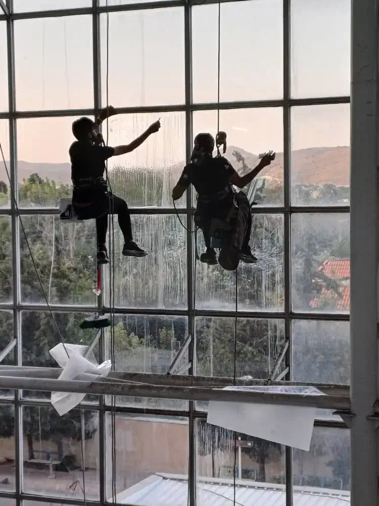 کار در ارتفاع پیچ و رولپلاک عایق نانو کنیتکس شستشو|خدمات پیشه و مهارت|صدرا-فارس, فاز ۱|دیوار