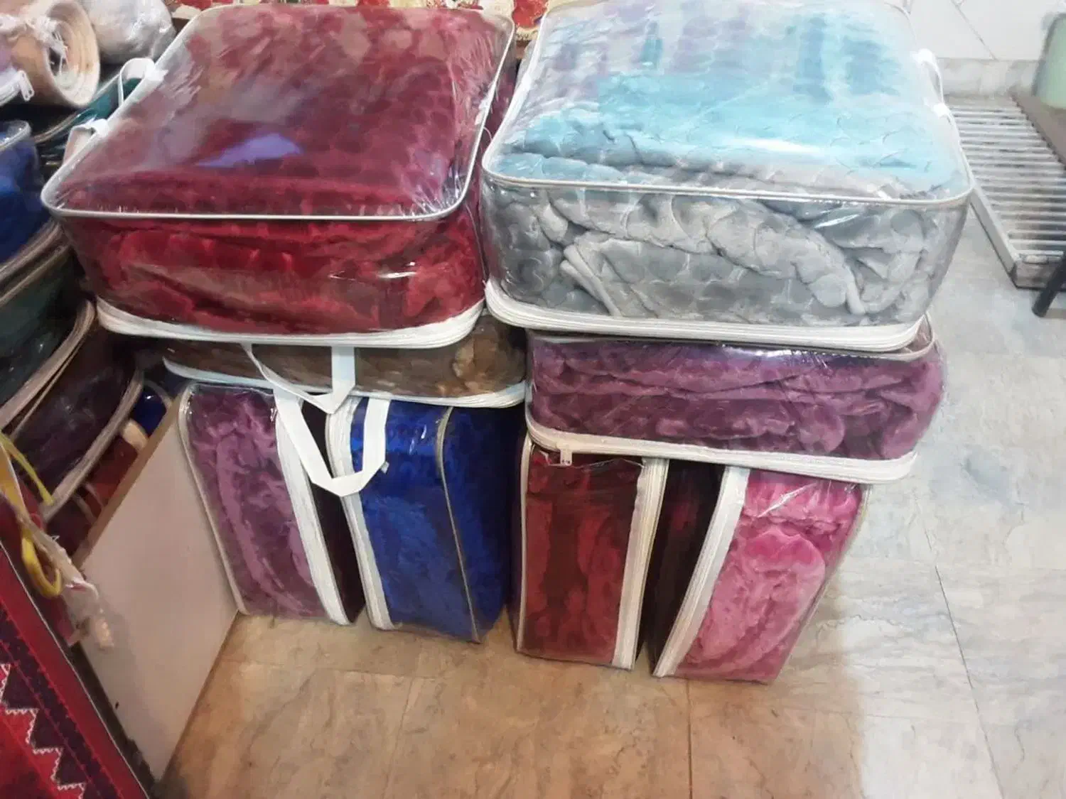 پتوهای رنگارنگ|رختخواب، بالش، پتو|کاشان, پاقپان|دیوار