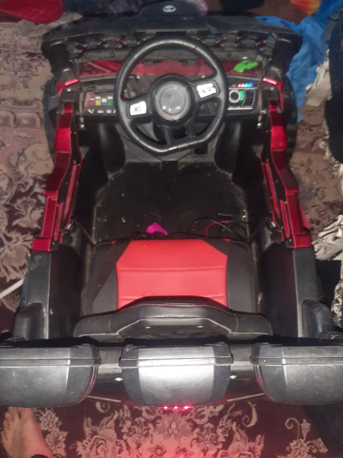 ماشین شارژی دارایه ریموت اهنگ دار|اسباببازی بچه|تبریز, |دیوار