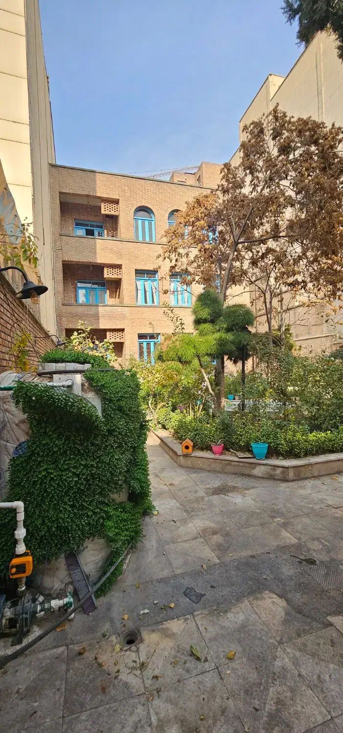 ۸۰۰ متر بنا با ۳۰۰ متر حیاط دربست خ نجات الهی