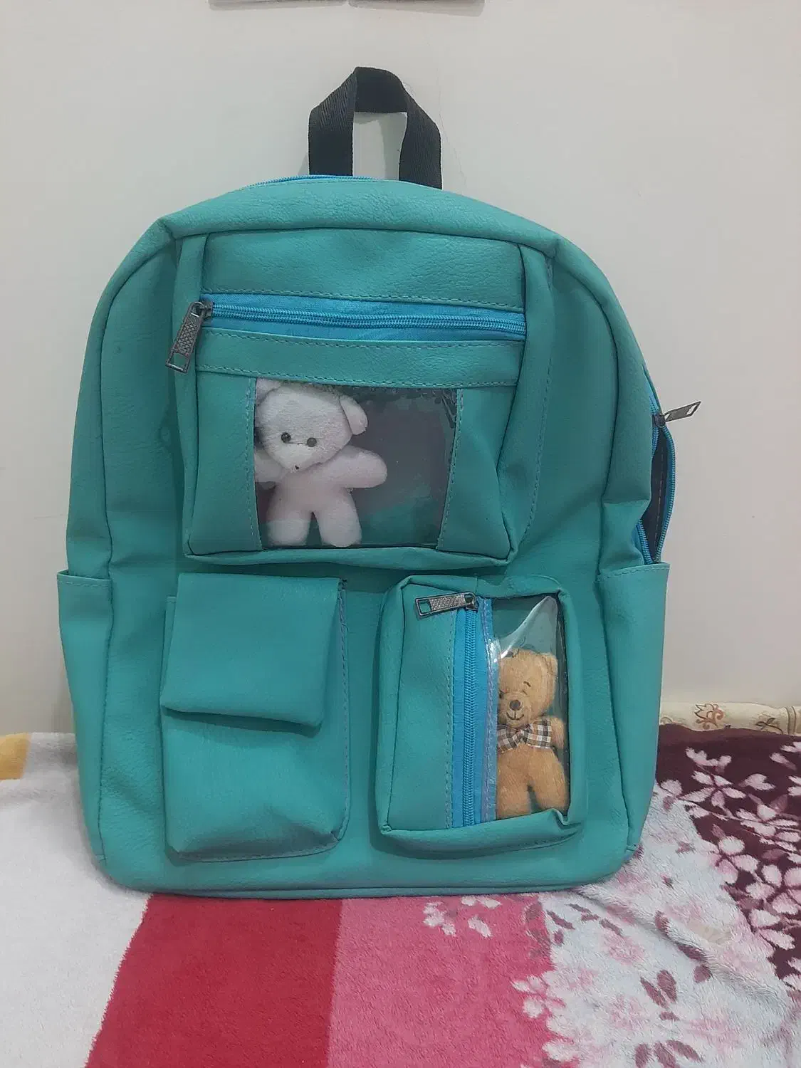 کیف مدرسه شیک|کیف، کفش، کمربند|کاشان, پشت شهربانی|دیوار