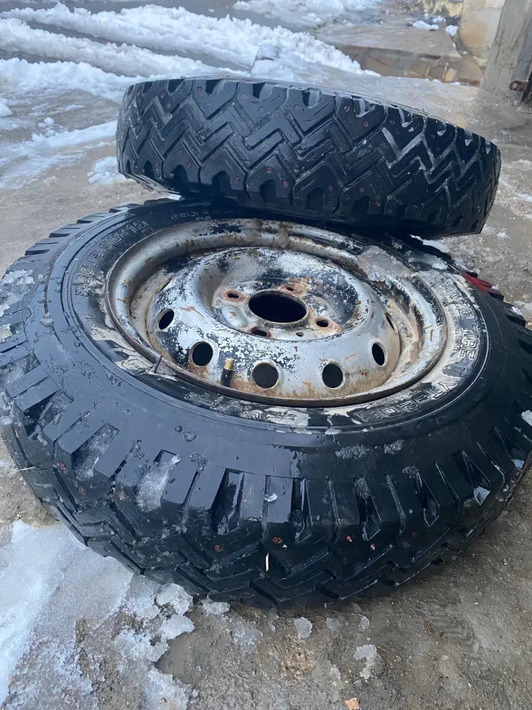 لاستیک میخی سایز ۱۳|قطعات یدکی و لوازم جانبی|بانه, |دیوار