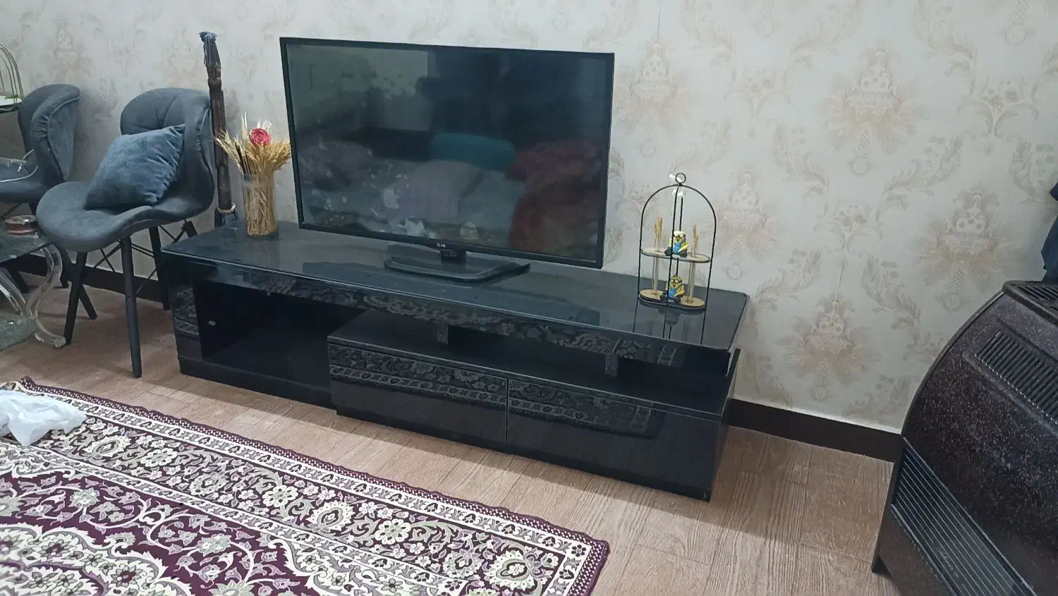 زیر تلوزیون دوتیکه با یه تلوزیون شکسته|میز تلویزیون|صدرا-فارس, فاز ۱|دیوار