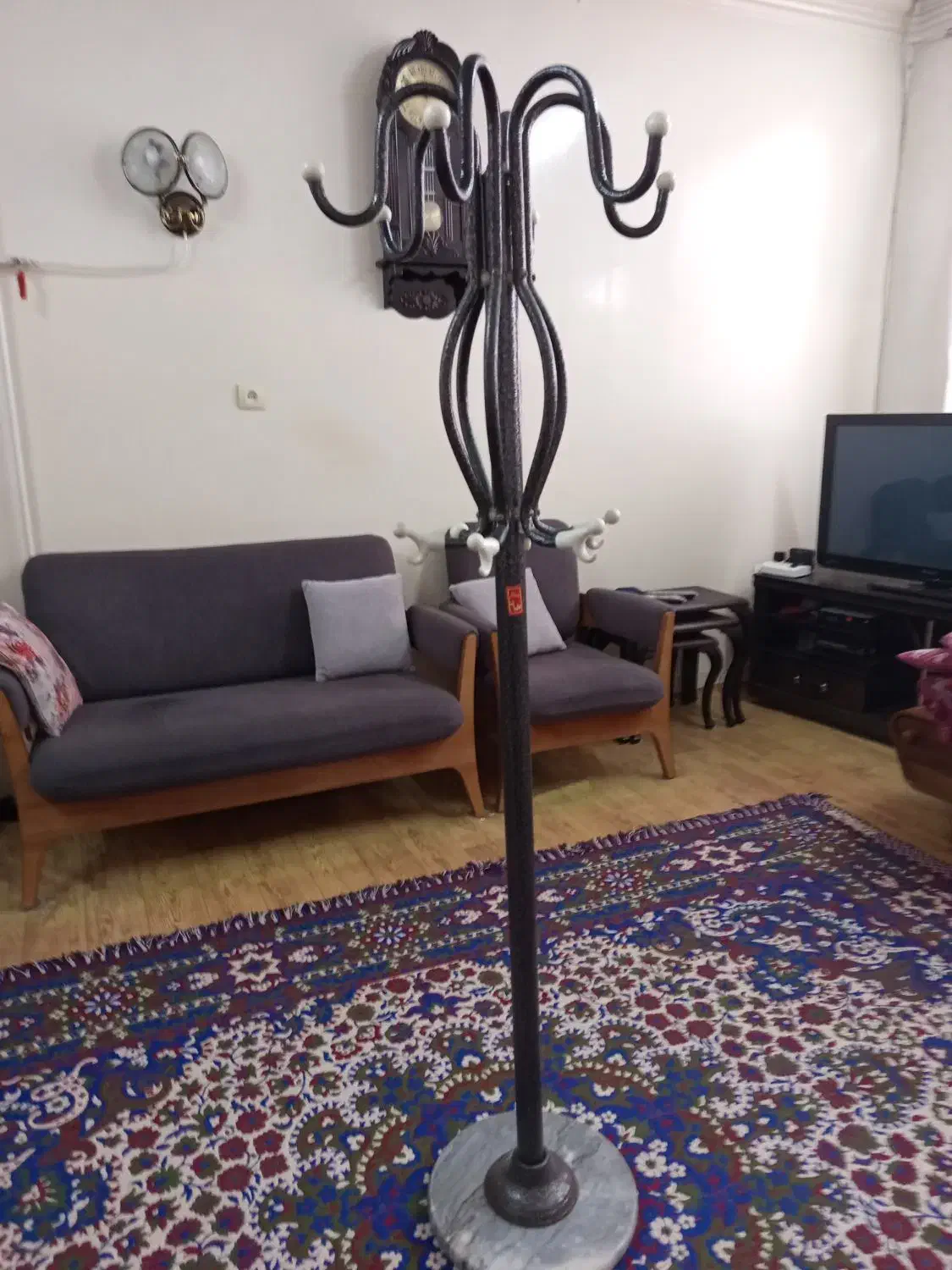 جای لباسی آهنی سالم|بندرخت و رخت‌آویز|رشت, کوی جام جم|دیوار