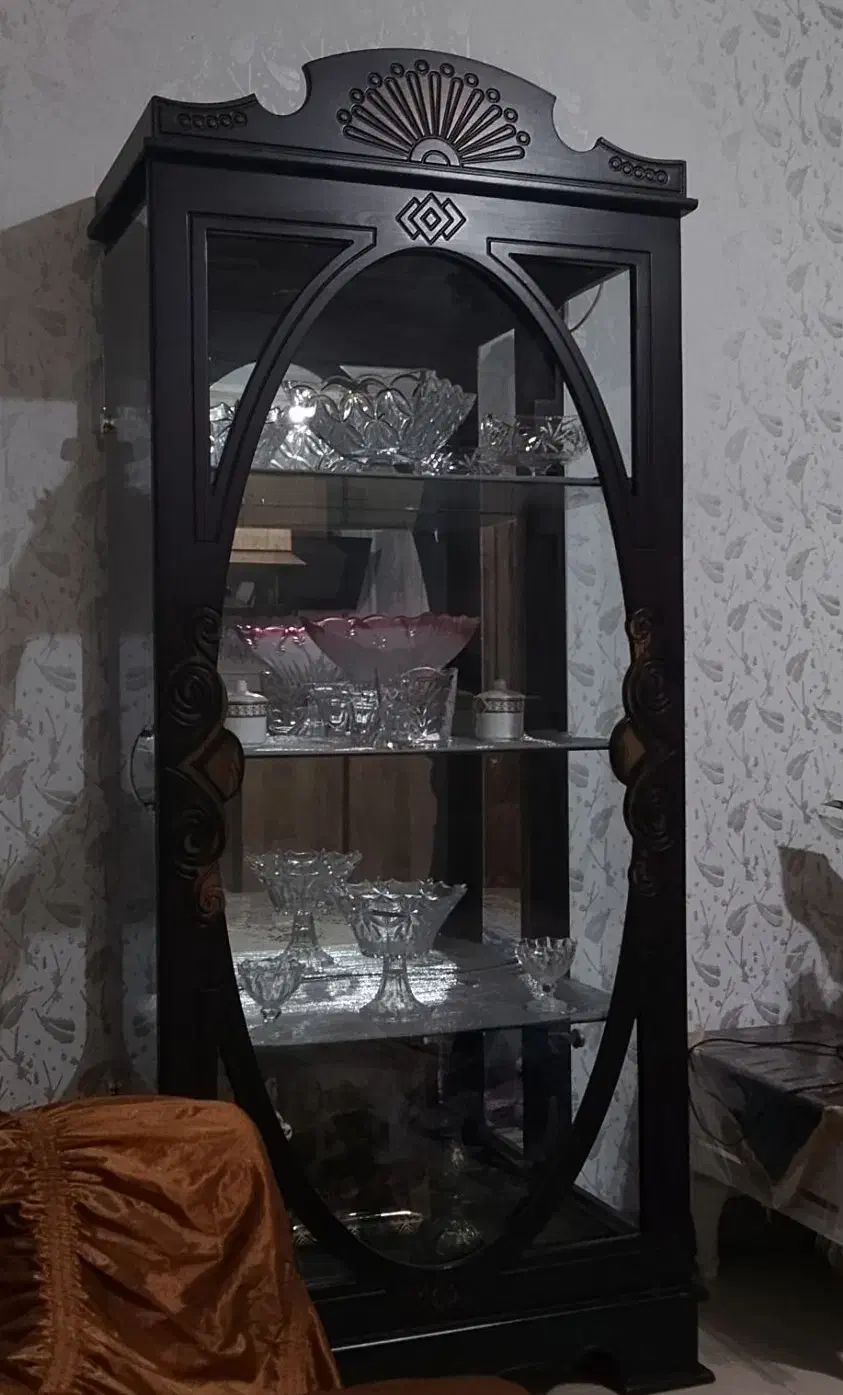 شلف دکوراسیون با چراغ داخلی و درخشان در شب|کتابخانه، شلف، قفسههای دیواری|آستانه اشرفیه, |دیوار