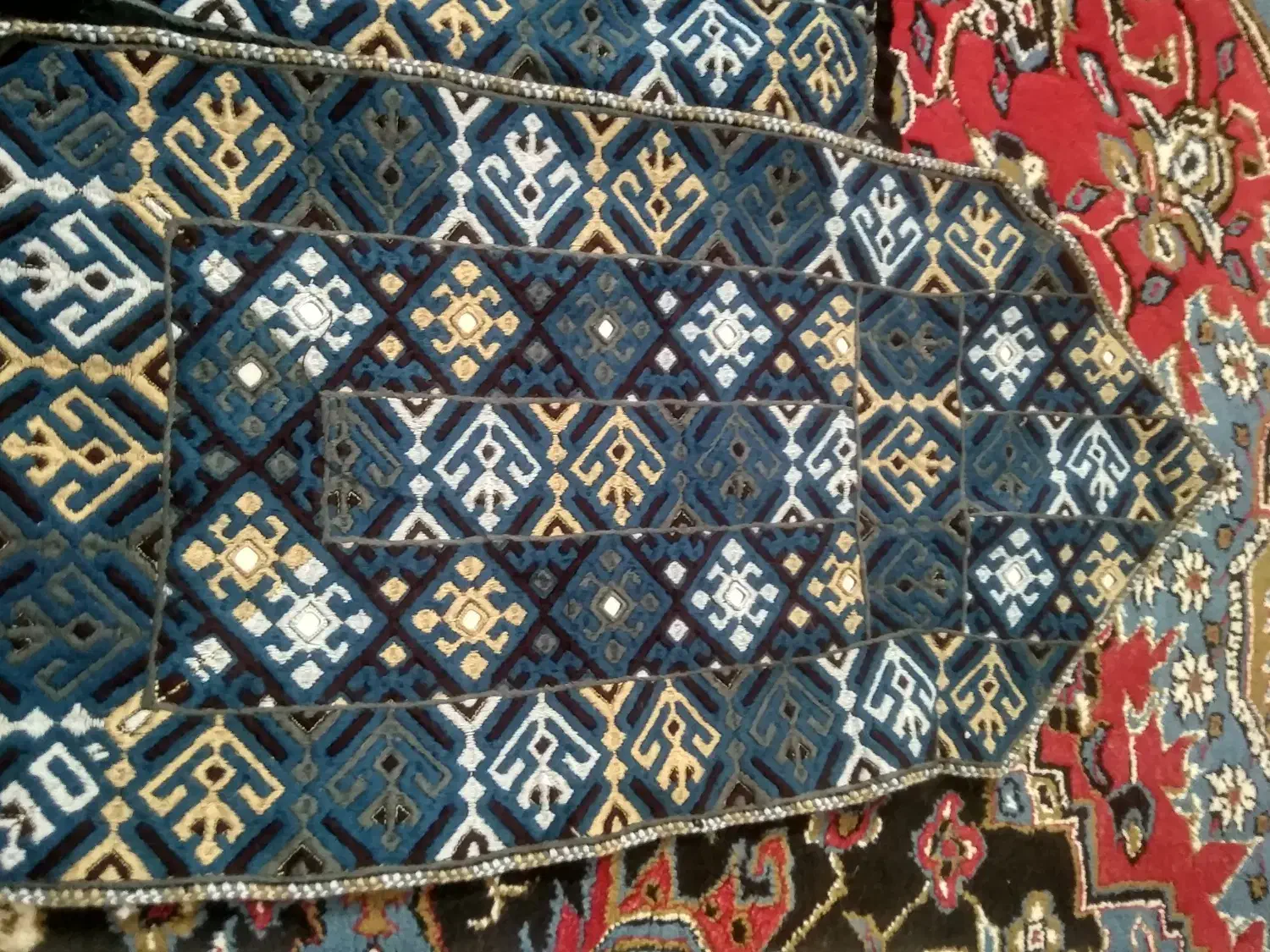 زی استین|لباس|نیک شهر, |دیوار