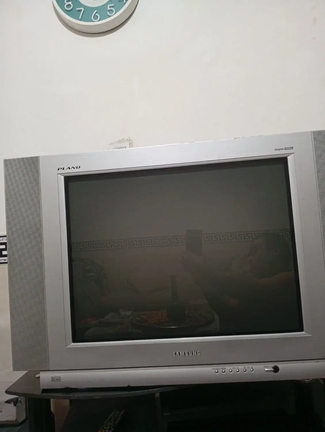 یک عدد تلویزیون رنگی|تلویزیون و پروژکتور|پاکدشت, حصار امیر|دیوار