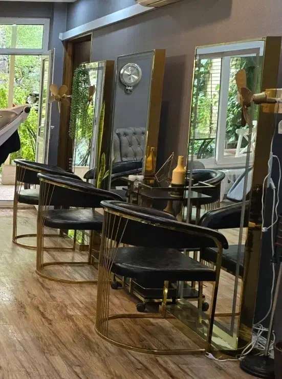 آینه سالنی سه عددو صندلی سه عدد و یک سرشور ،سالم|آرایشگاه و سالنهای زیبایی|مشهد, رضاشهر|دیوار