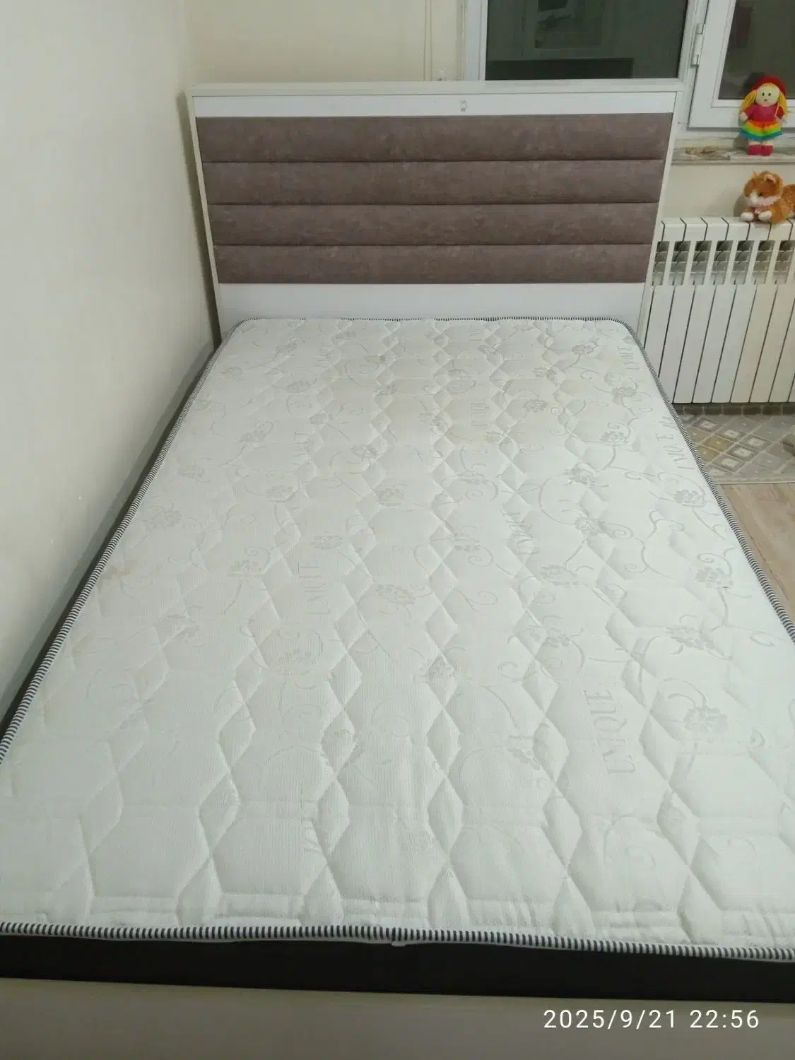 تخت خواب یک و نیم نفره به همراه تشک طبی|تخت و سرویس خواب|آمل, |دیوار