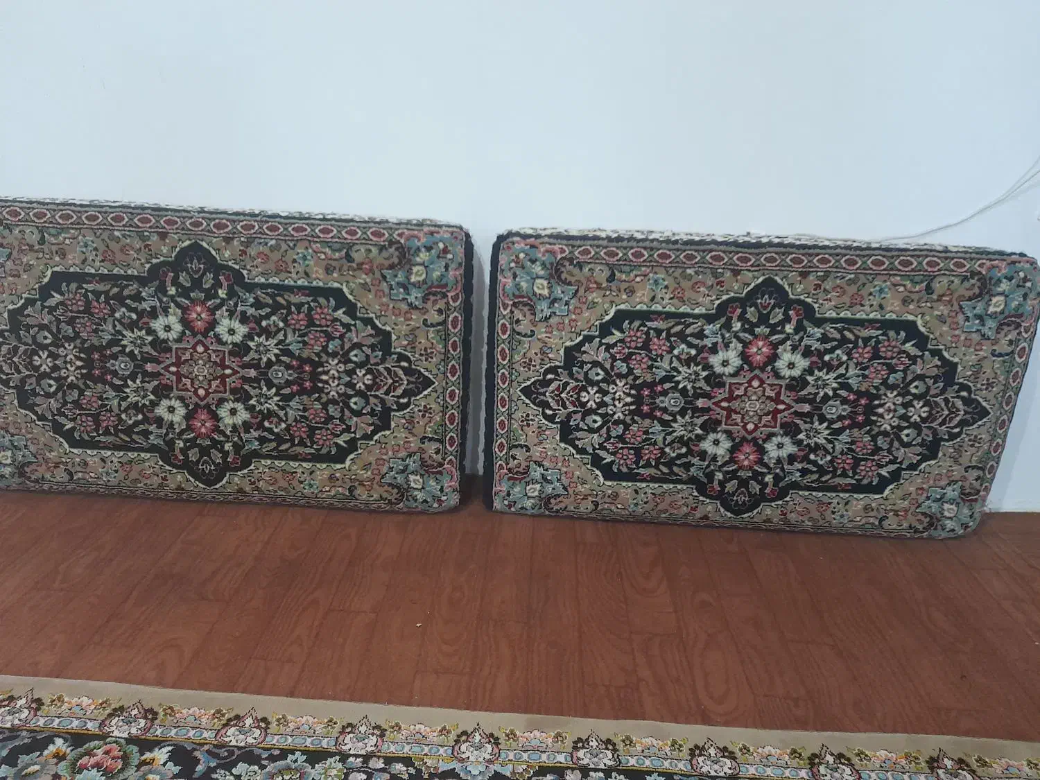 شش عدد پشتی در حد نو|پشتی|قروه, |دیوار