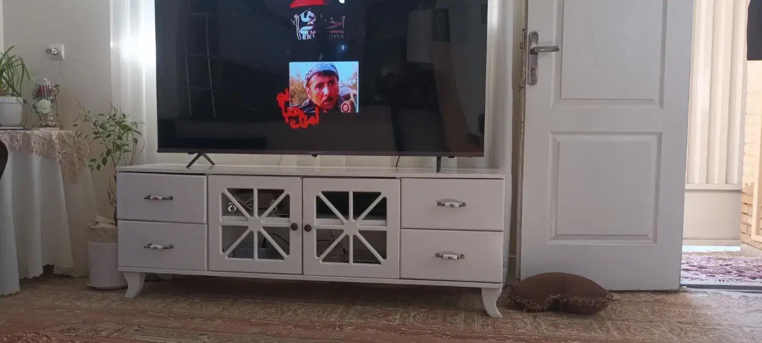 میزتلویزیون کاملا سالم|میز تلویزیون|ری, جوانمرد قصاب|دیوار