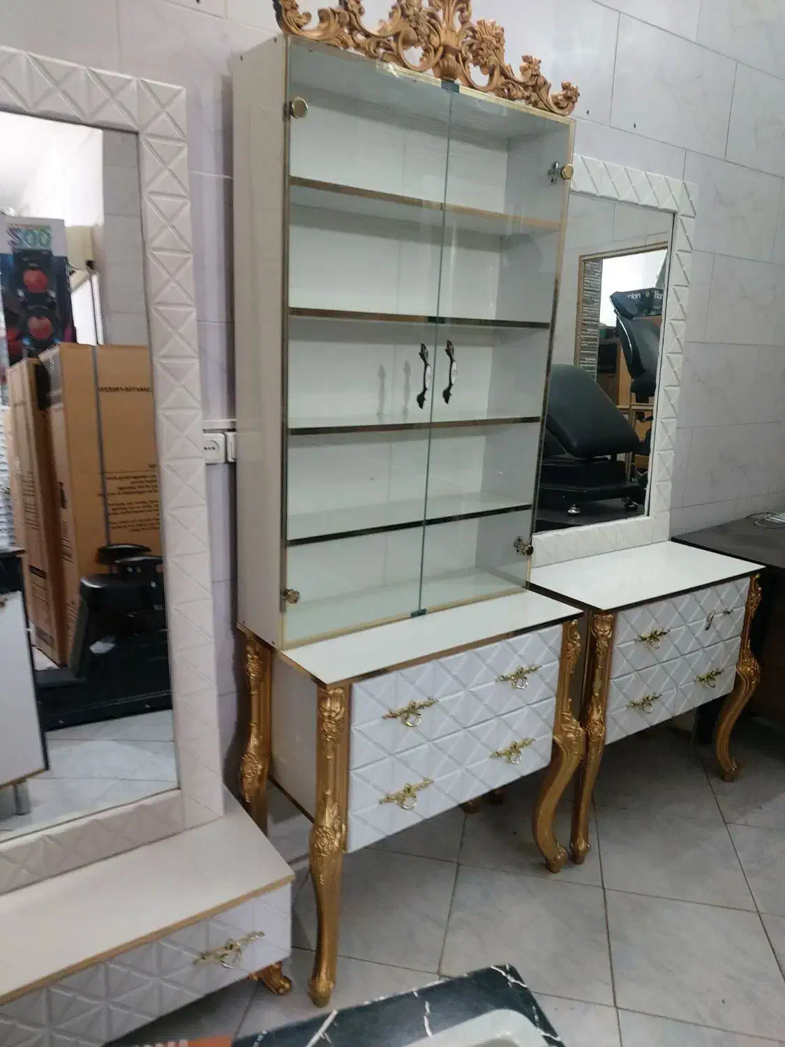 دکور آرایشگاه ،آینه،صندلی اصللح ،سرشور،پاف ترولی|آرایشگاه و سالنهای زیبایی|باقرشهر, |دیوار