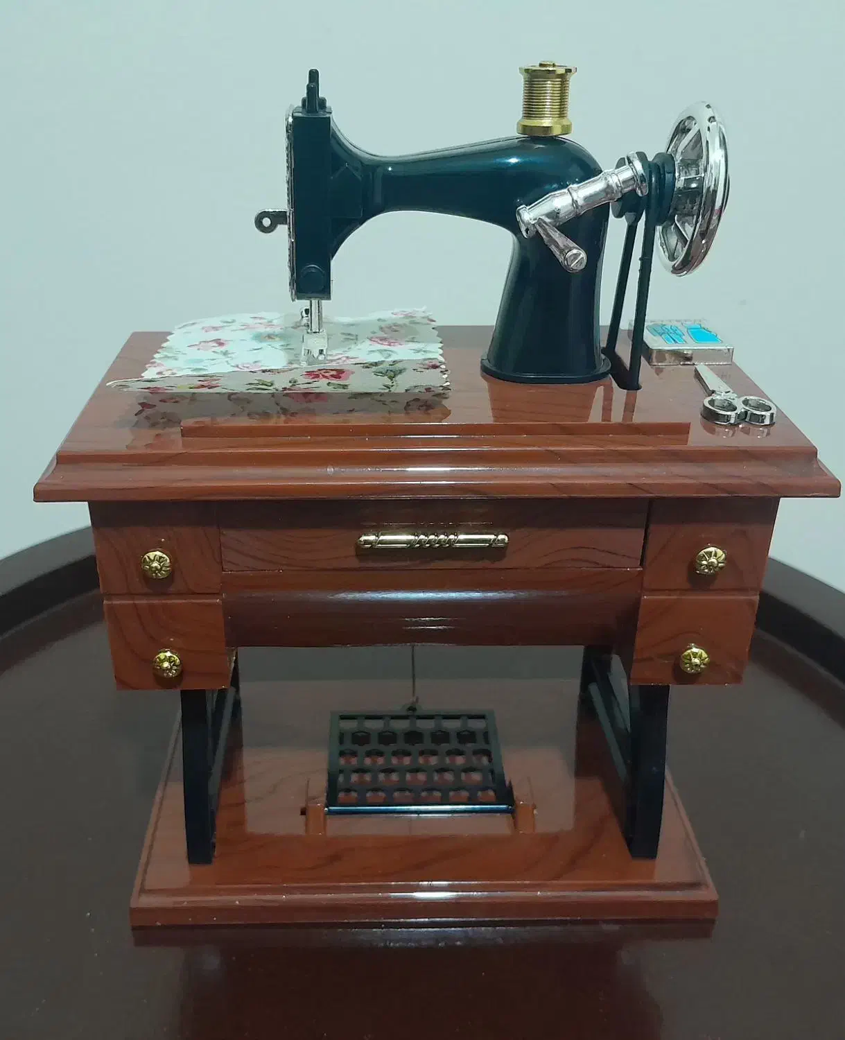 دکوری چرخ خیاطی موزیکال|کلکسیون اشیاء عتیقه|بندر کنگان, |دیوار