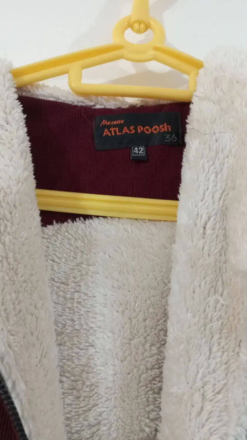 تعدادی لباس|لباس|شاندیز, |دیوار