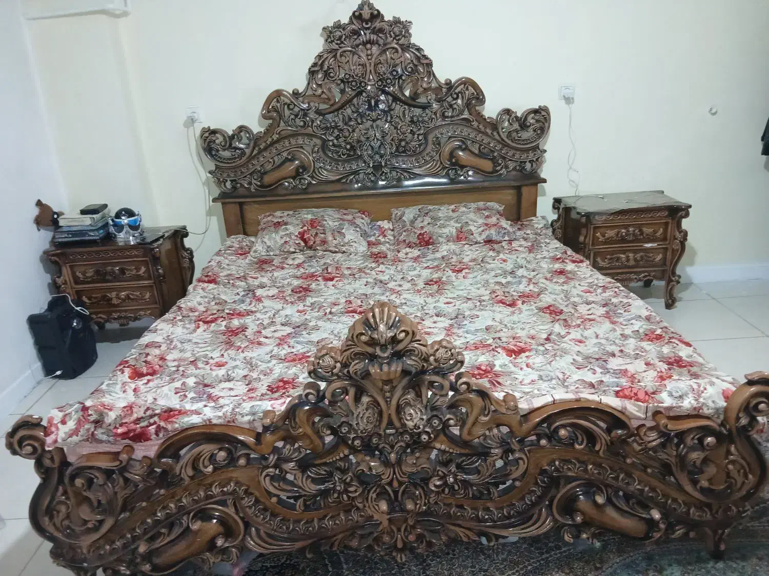 سرویس خواب سلطنتی پر منبت در حد نو واقعی|تخت و سرویس خواب|تهران, شمشیری|دیوار