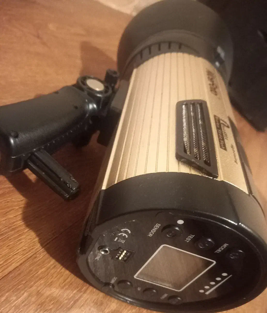 فلاش پرتابل نایس فتو ۶۸۰|دوربین عکاسی و فیلم‌برداری|آستارا, |دیوار