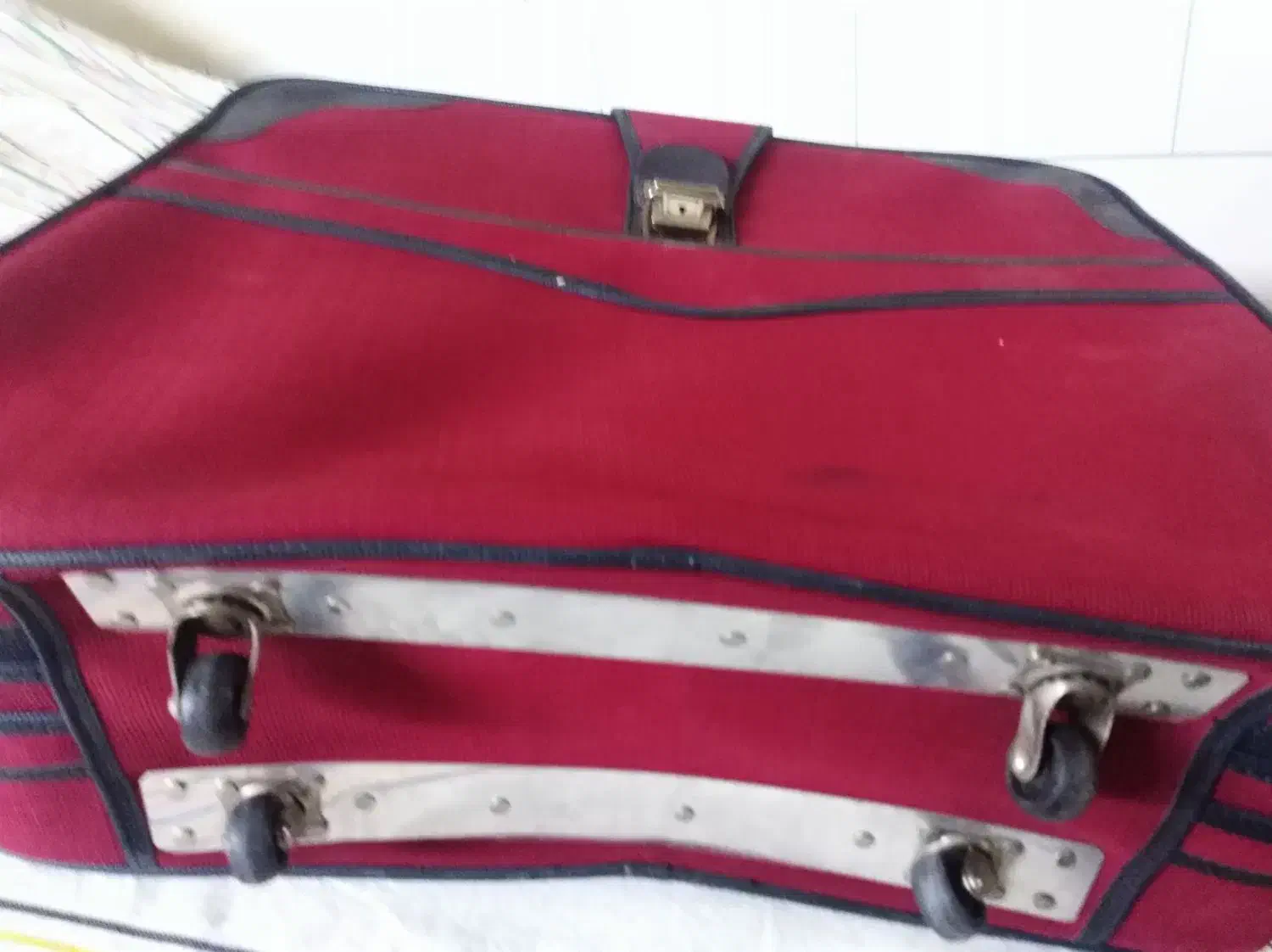 یک عدد چمدان قدیمی سالم در حدنو|کیف، کفش، کمربند|کرمان, |دیوار