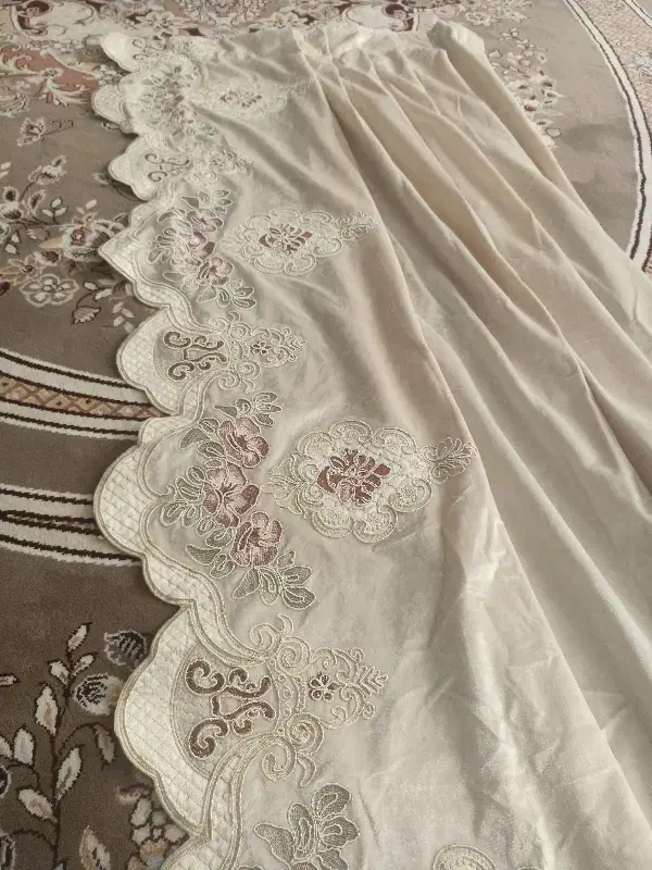 یه جفت یالان پرده  گلدوزی شده کرمی|پرده، رانر، رومیزی|نسیم‌شهر, |دیوار