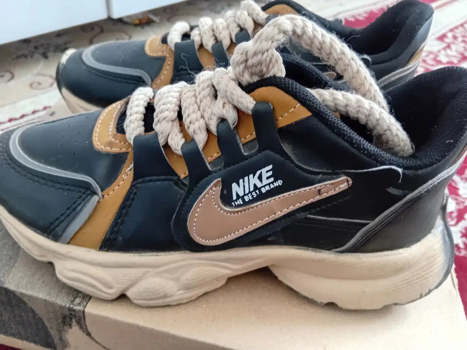 کفش|کیف، کفش، کمربند|گلبهار, شهر جدید گلبهار|دیوار