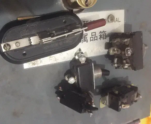 کلید برق|کلکسیون اشیاء عتیقه|پاکدشت, حصار امیر|دیوار