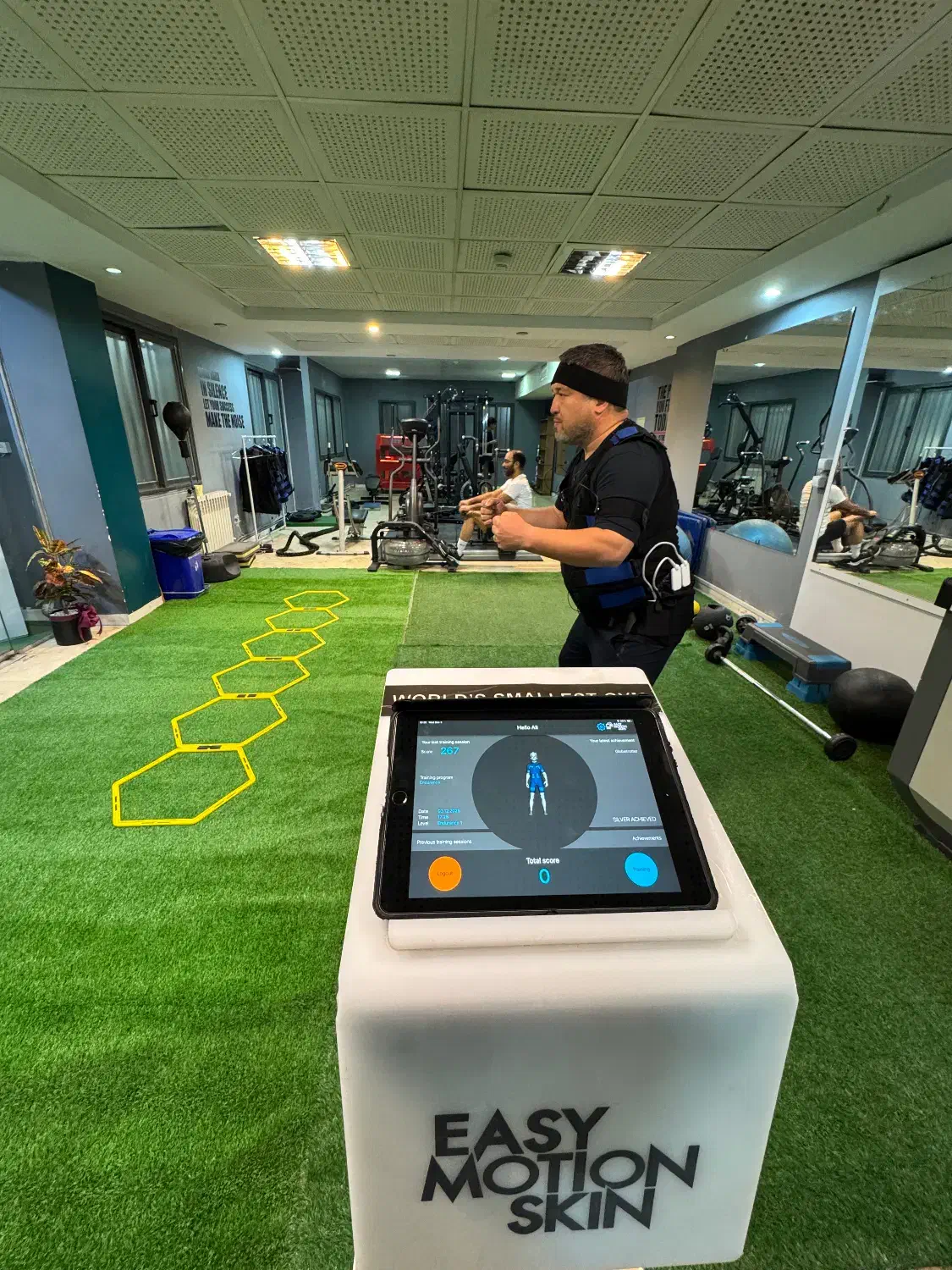 مجموعه ورزشی در سعادت آباد|اجارهٔ کوتاهمدت دفتر کار و فضای آموزشی|تهران, شهرک مخابرات|دیوار