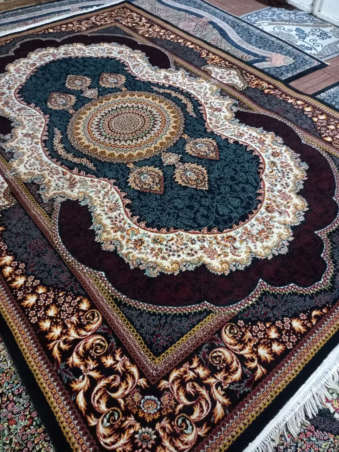 فرش۹متری ۷۰۰شانه|فرش|کوهدشت, |دیوار