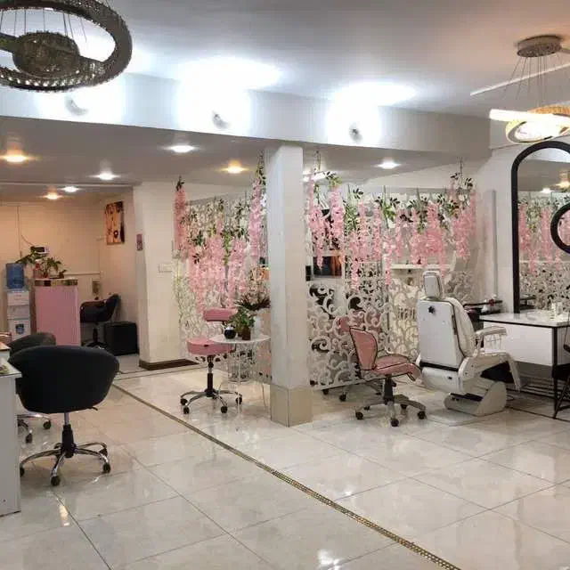 اجاره اتاق ۱۶ متری در سالن زیبایی به تمامی لاین ها|خدمات آرایشگری و زیبایی|تهران, فردوس|دیوار