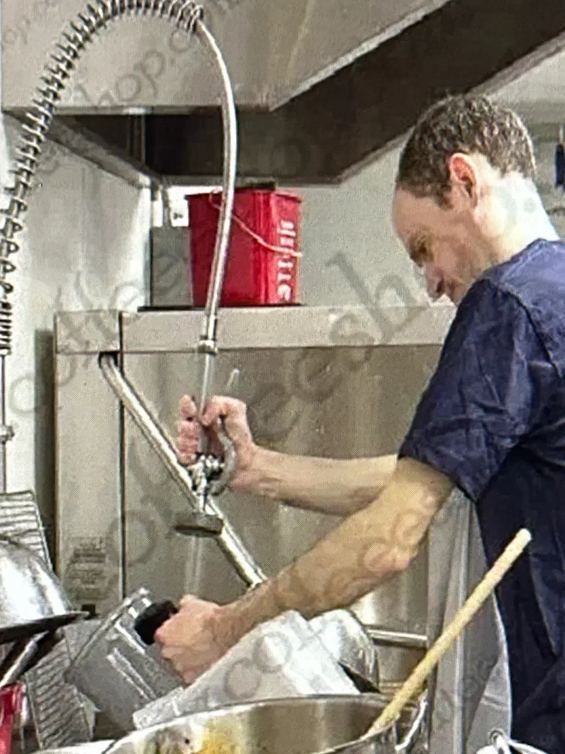 ظرفشور و نظافتچی + مزایا|استخدام سرایداری و نظافت|شیراز, نیایش|دیوار