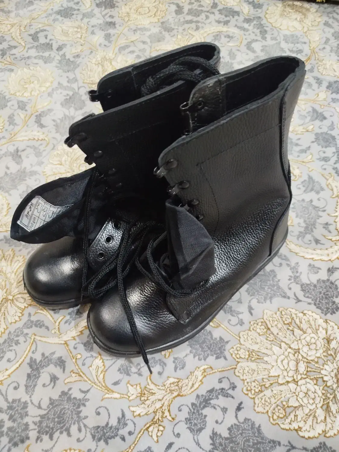 پوتین سربازی|کیف، کفش، کمربند|نجف‌آباد, قلعه سفید|دیوار