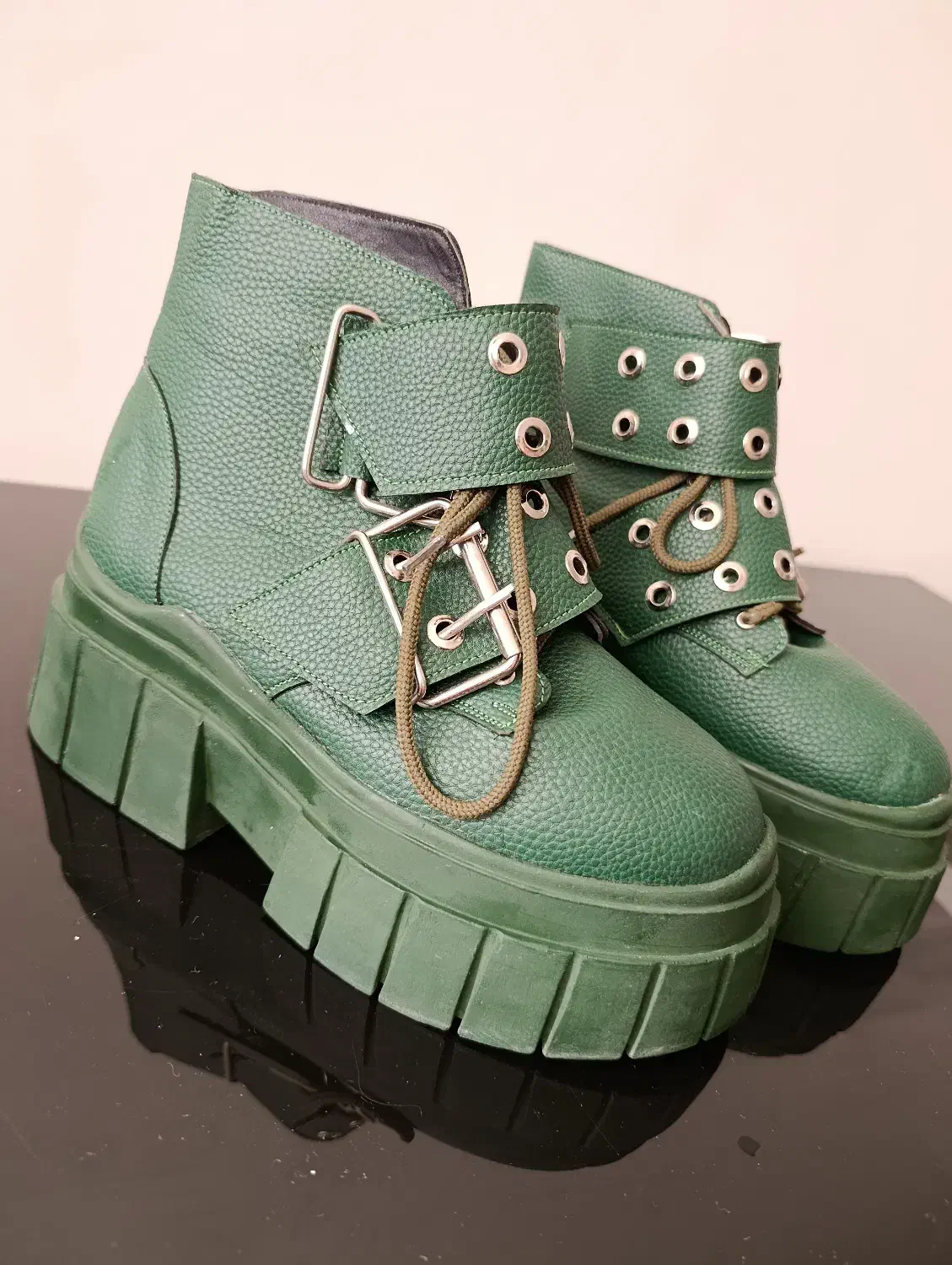 کفش ونیم بوت|کیف، کفش، کمربند|خوی, |دیوار