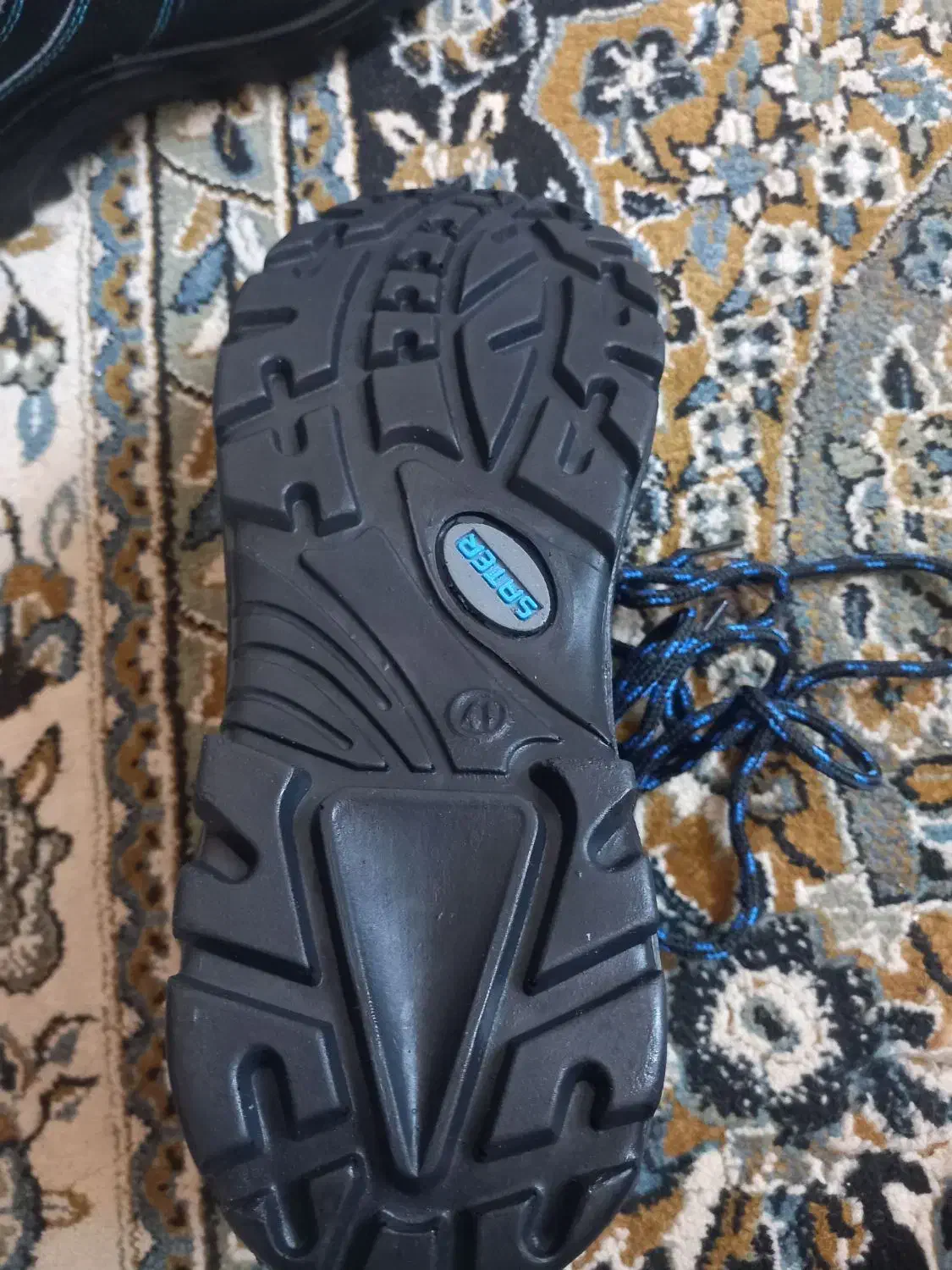 کفش نو|کیف، کفش، کمربند|مسجد سلیمان, |دیوار