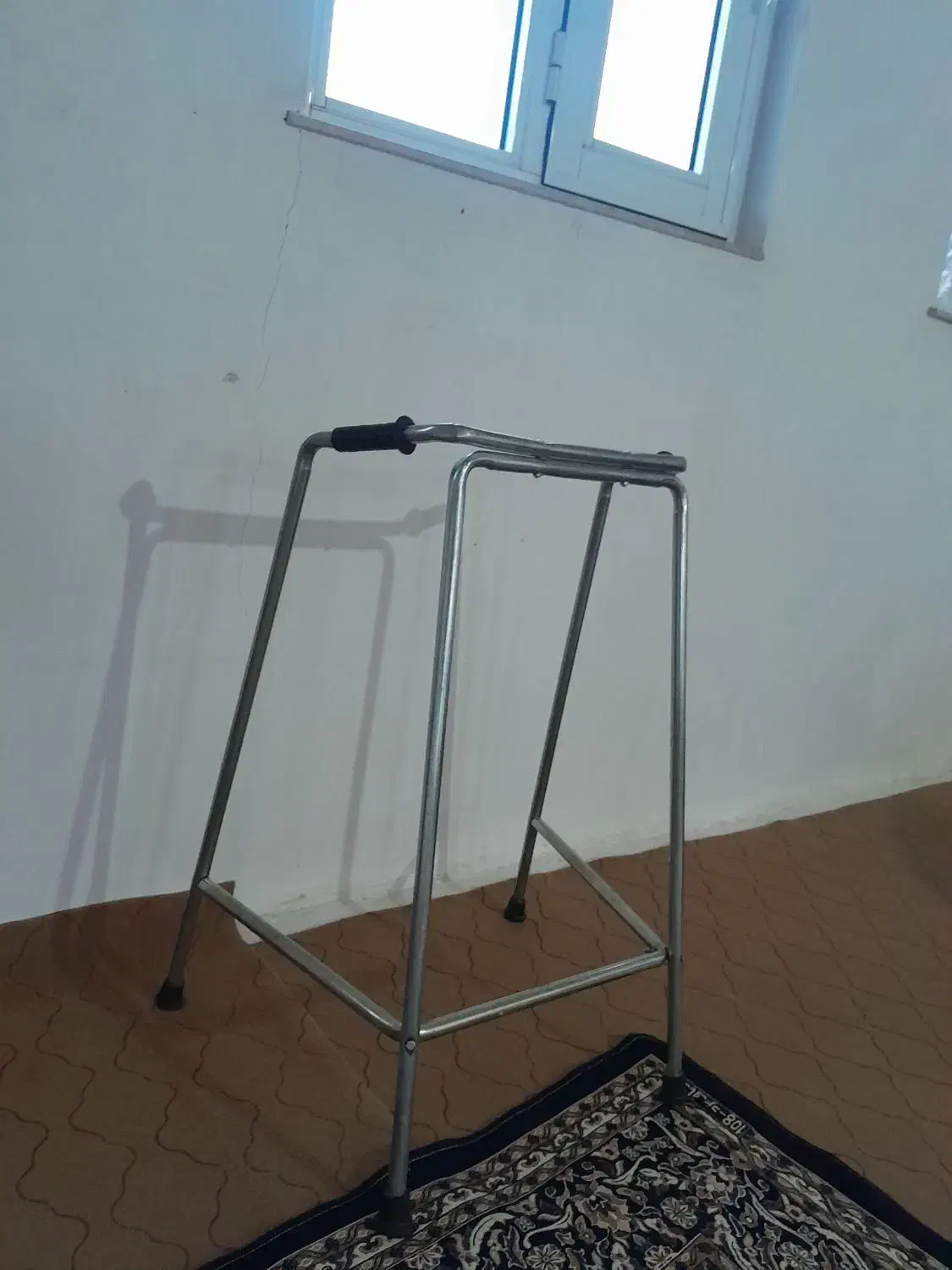 دوعدد واکر در شوط|پزشکی|شوط, |دیوار