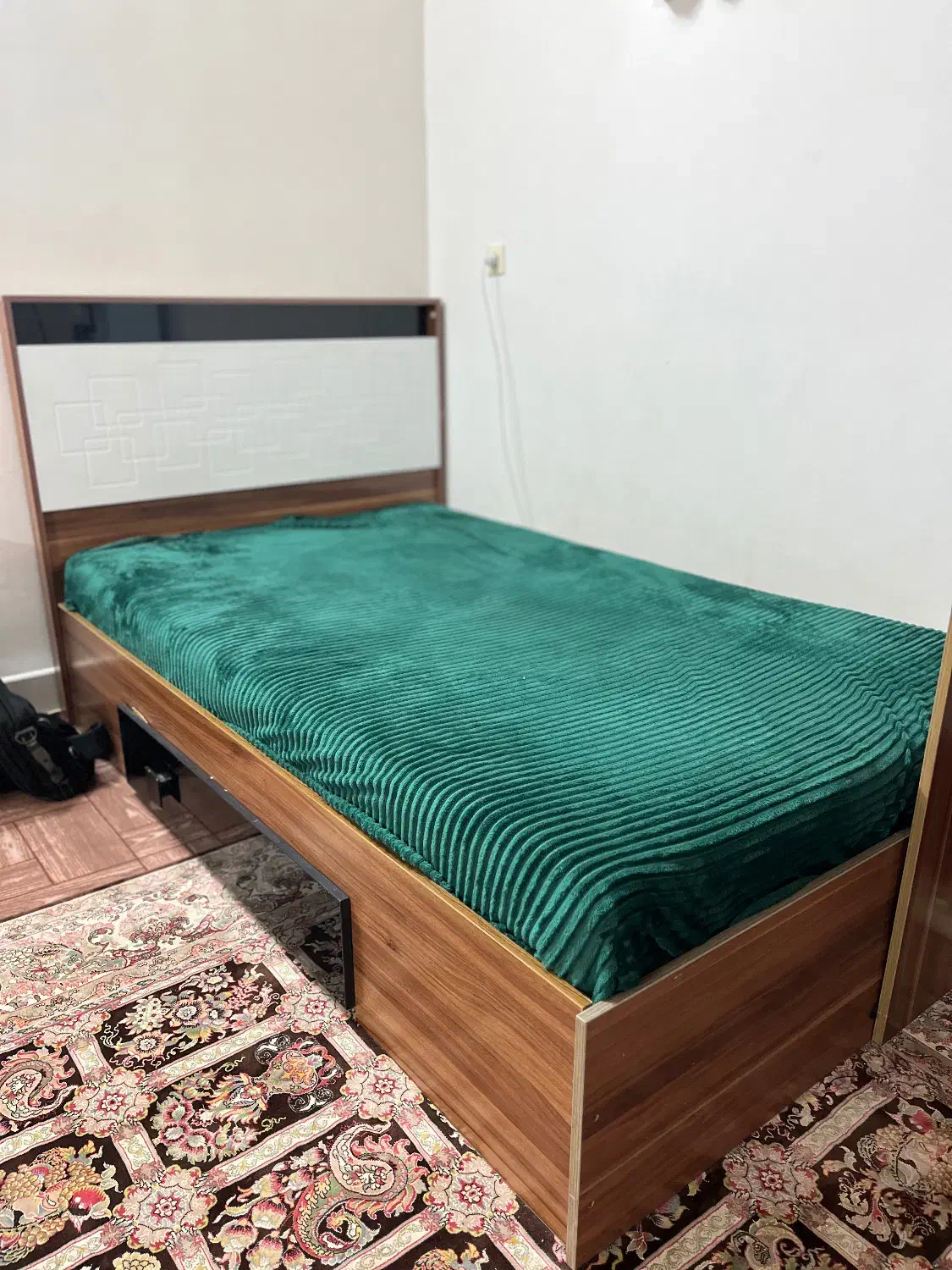 سرویس خواب|تخت و سرویس خواب|قم, هنرستان|دیوار