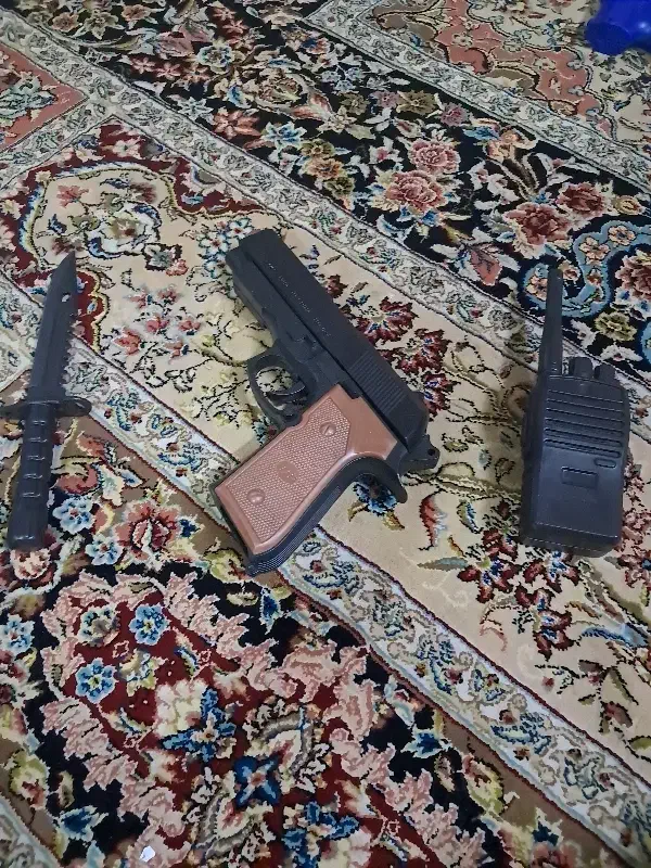 یک عدد تفنگ و بیسیم و چاقو پلیسی|اسباب‌‌بازی|تهران, استاد معین|دیوار