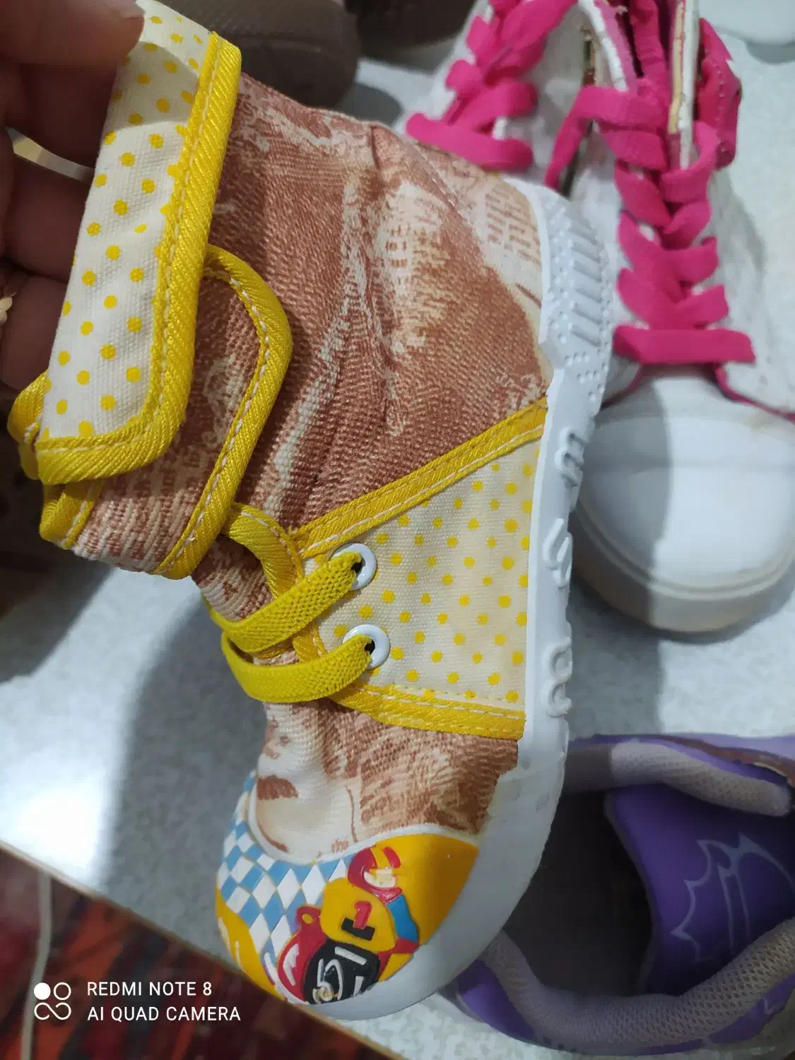 کفش بچگانه فقط۲۰۰|کیف، کفش، کمربند|میانه, |دیوار