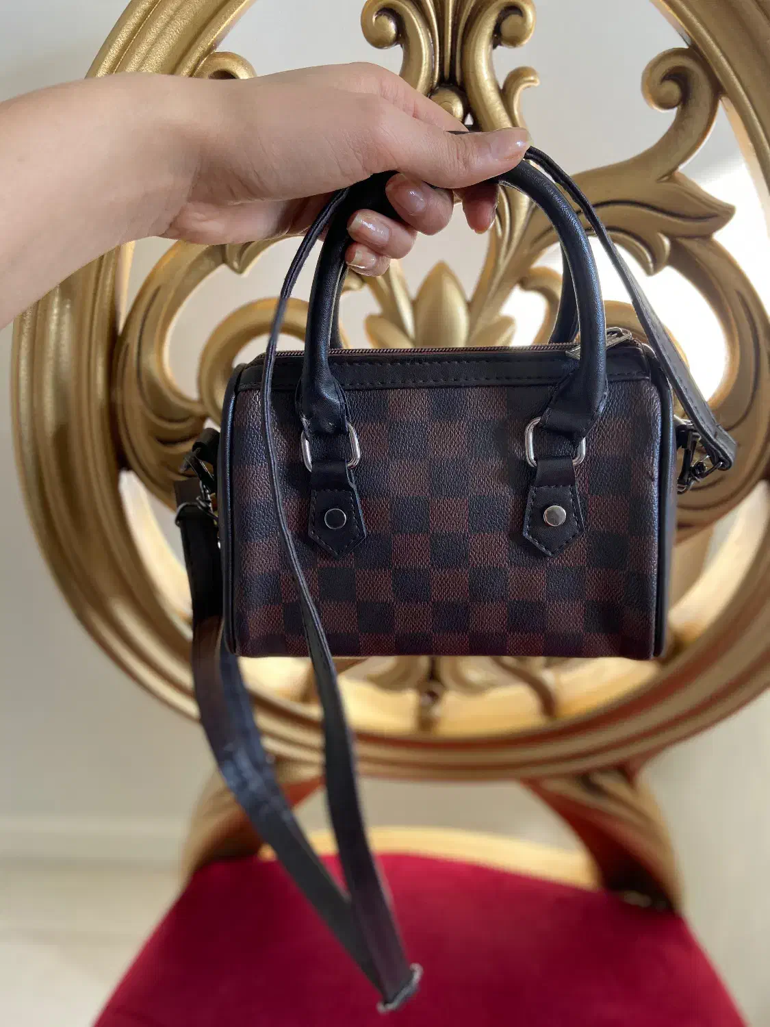 تعدادی کیف زنانه|کیف، کفش، کمربند|اندیشه, اندیشه فاز ۱|دیوار