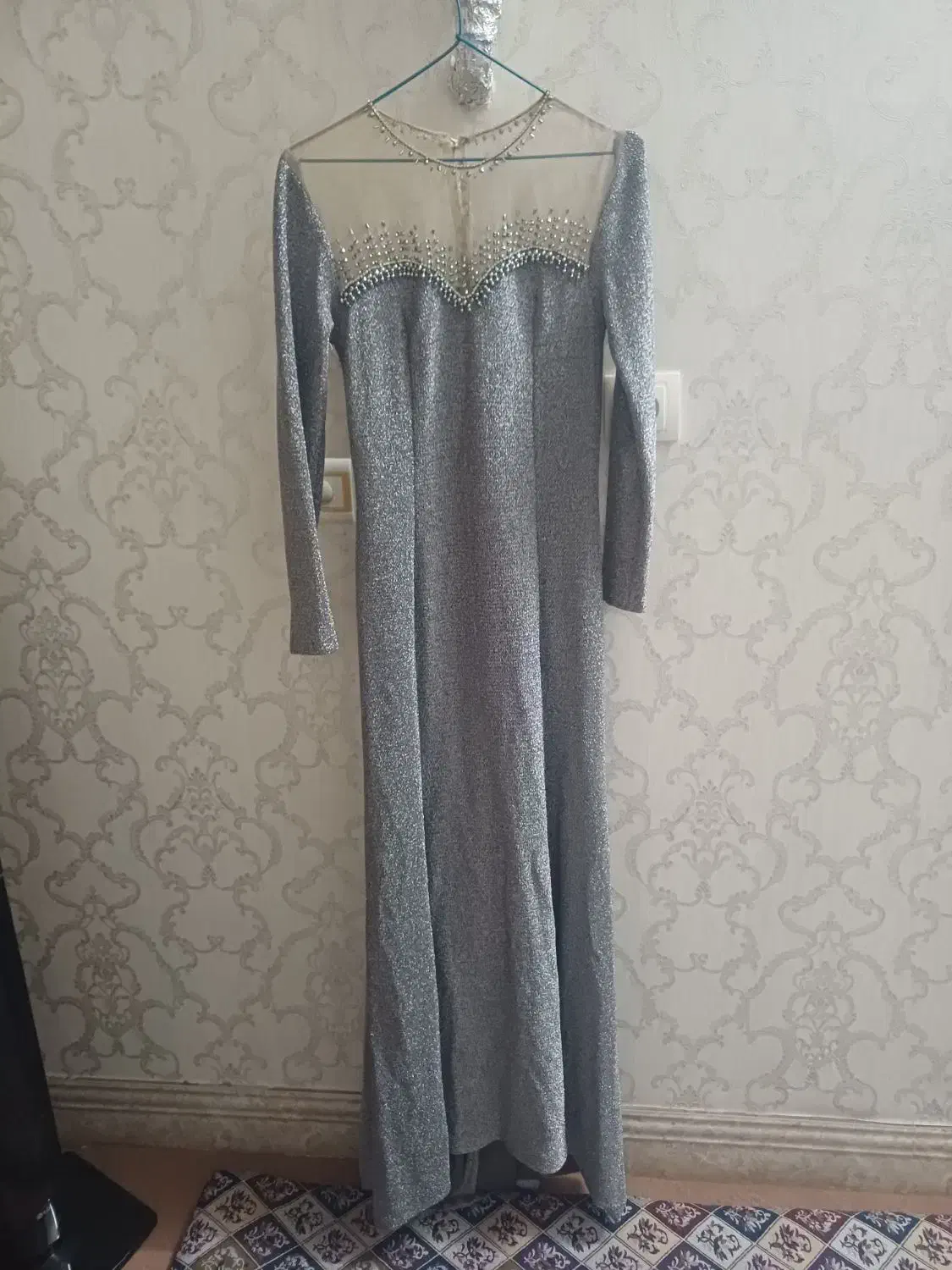 لباس مجلسی|لباس|کاشان, ولیعصر|دیوار