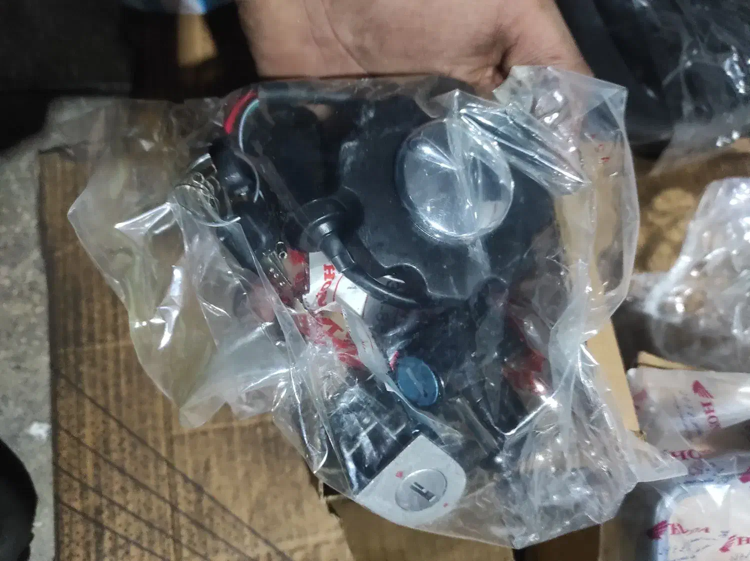 کیلومتر رهرو|قطعات یدکی و لوازم جانبی|ری, شهادت|دیوار