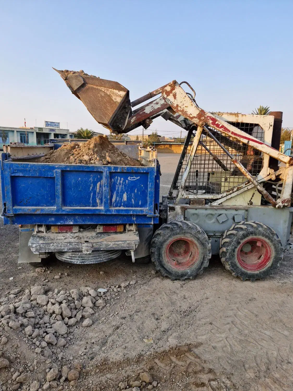 حمل نخاله ساختمانی با مینی لودر  وانت نیسان کمپرسی|خدمات حمل و نقل|سیرجان, |دیوار